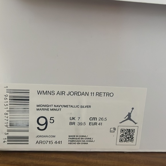 Jordan 11s Retro - Midnight Navy/White/Metallic Silver - Picture 9 of 9